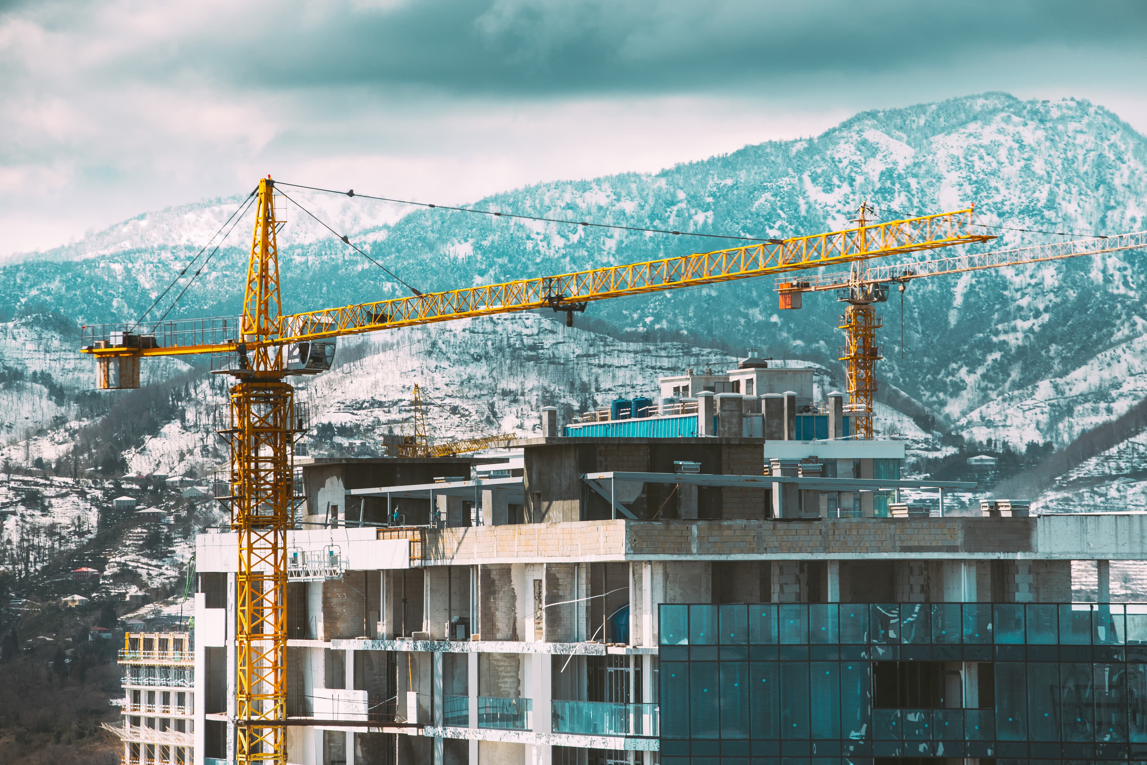 Ayvalık'ta Asansör Boşluğuna Düşen İşçi Kurtarıldı